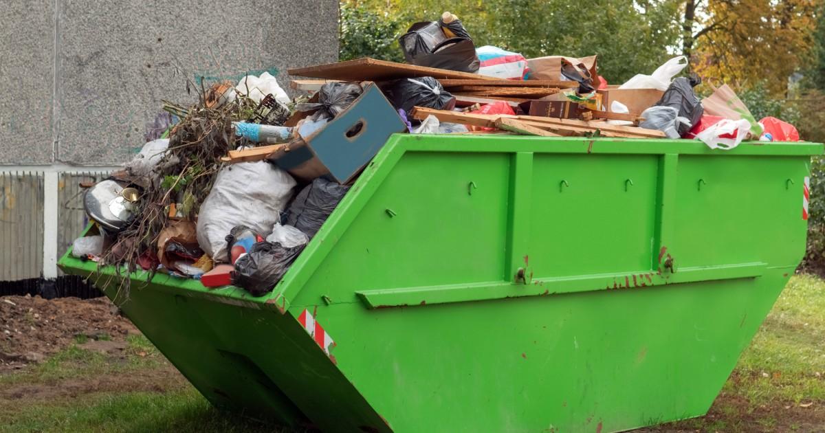 Spullen uit huis na een ontruiming van een hoarderwoning